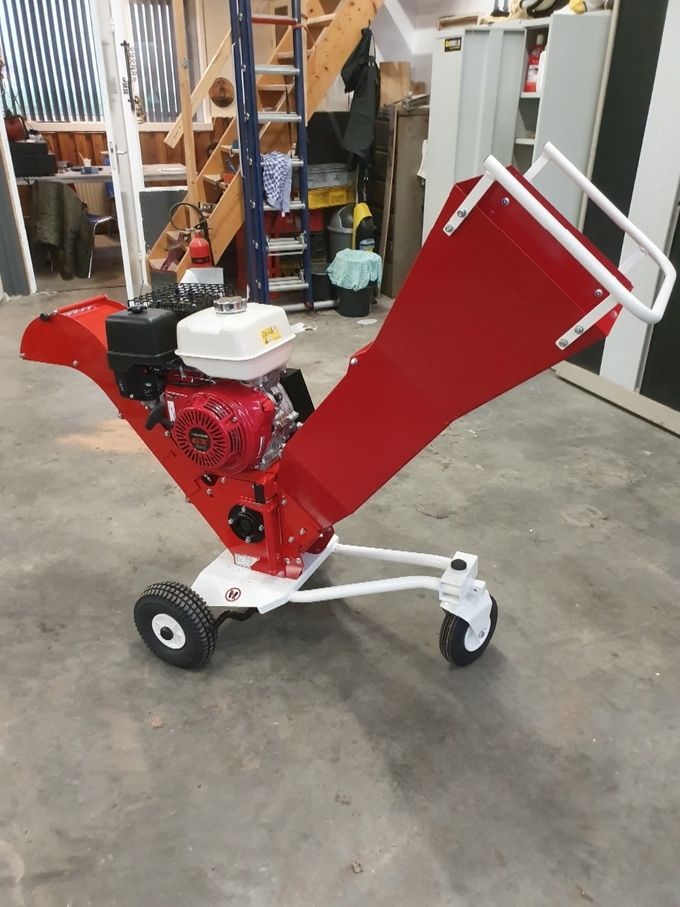 Takken versnipper machine.

Ideaal voor het versnipperen van uw takken

Max stamdikte 8 cm
Makkelijk verrijdbaar
Met benzine moter 